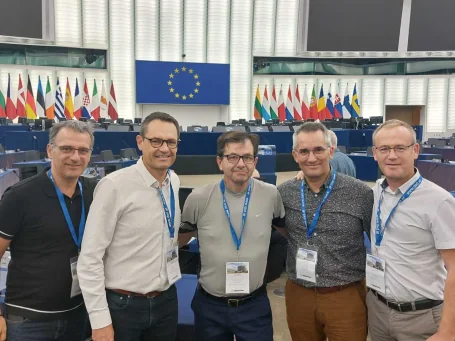 Participants au congrès EVU dans l’hémicycle européen